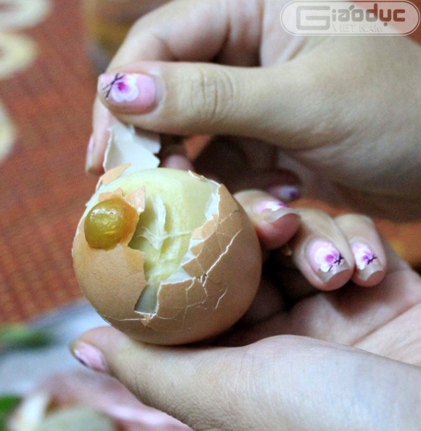 Trứng gà nướng Thái Lan có mùi ngai ngái rất khó chịu như mùi cao su và hóa chất